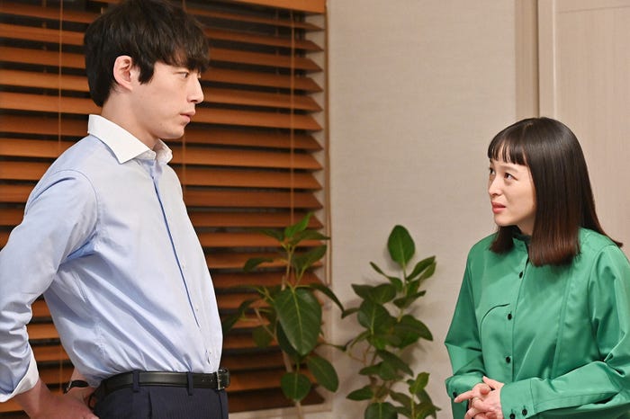 坂口健太郎、清野菜名/「婚姻届に判を捺しただけですが」第6話より(C)TBS