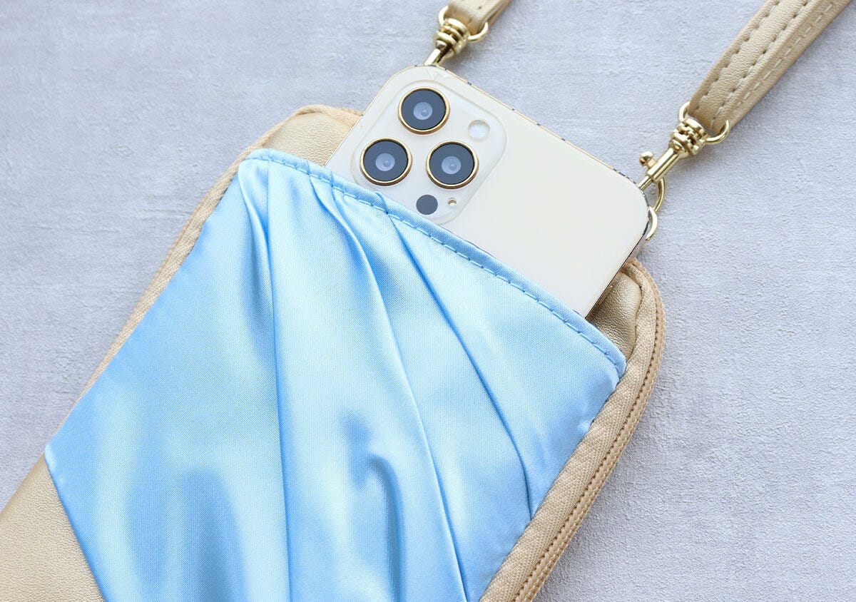 スマホポシェットのポケットにスマートフォンを入れている様子