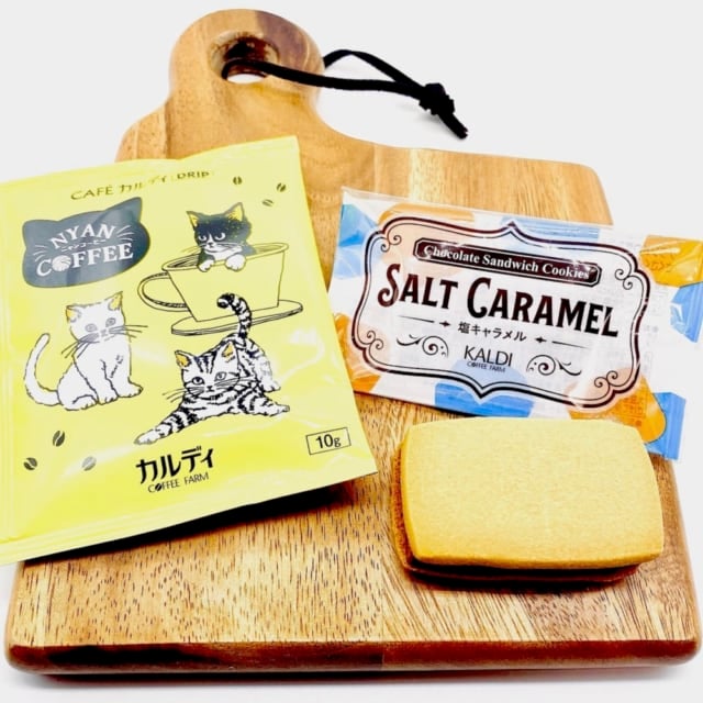 カルディオリジナル「チョコレートサンドクッキー塩キャラメル」