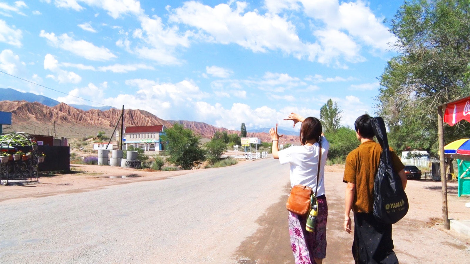 応援に駆けつけたシャイボーイ、かすが「あいのり：Asian Journey」シーズン2第20話より（C）フジテレビ