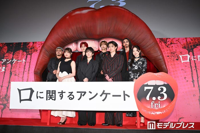 (後列左より)清水崇監督、西山智樹、森愁斗、柄本時生(前列左より)吉川愛、板垣李光人、綱啓永、MOMONA(C)モデルプレス