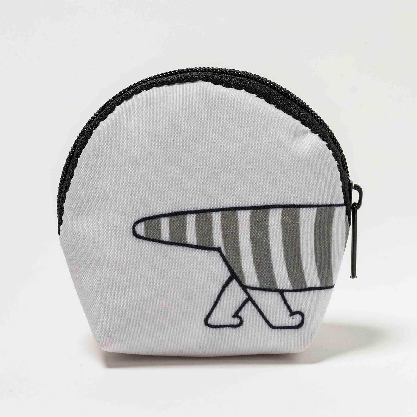 裏には、愛らしい尻尾が覗くデザイン(C)Lisa & Johanna Larson