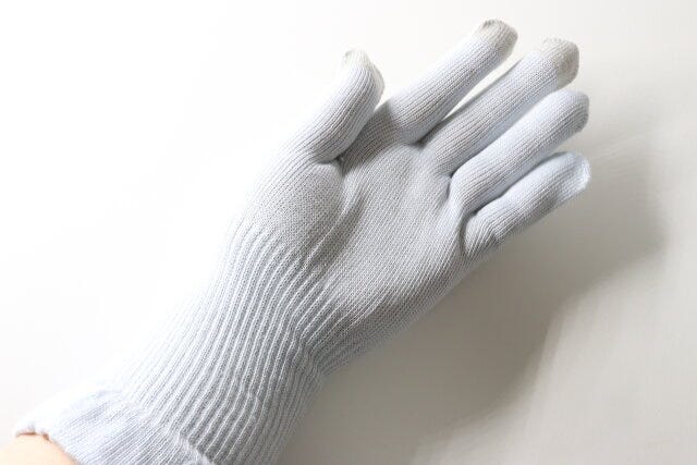 おうちケアニットグローブ（ロング丈、タッチパネル対応）　装着