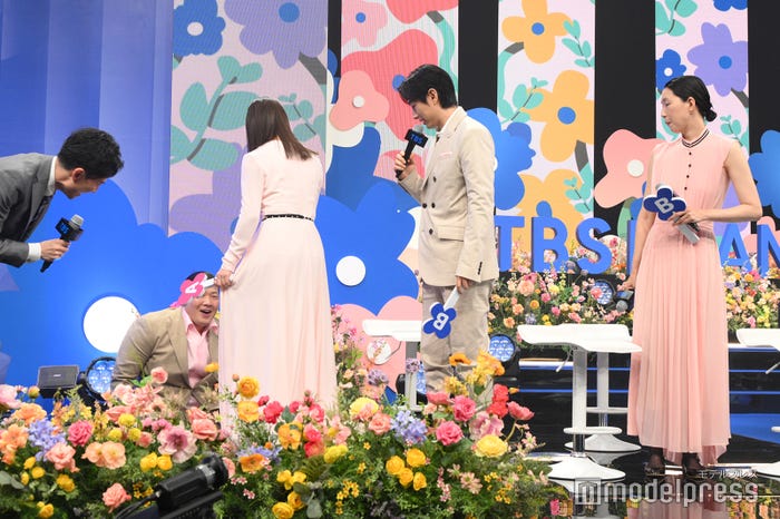 股割りで衣装が破けてしまった一ノ瀬ワタルを隠す多部未華子(C)モデルプレス