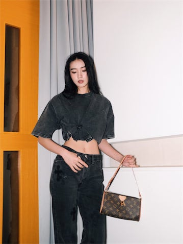 ほっそりくびれがあらわに、Koki, デニムコーデでナチュラルな美を披露