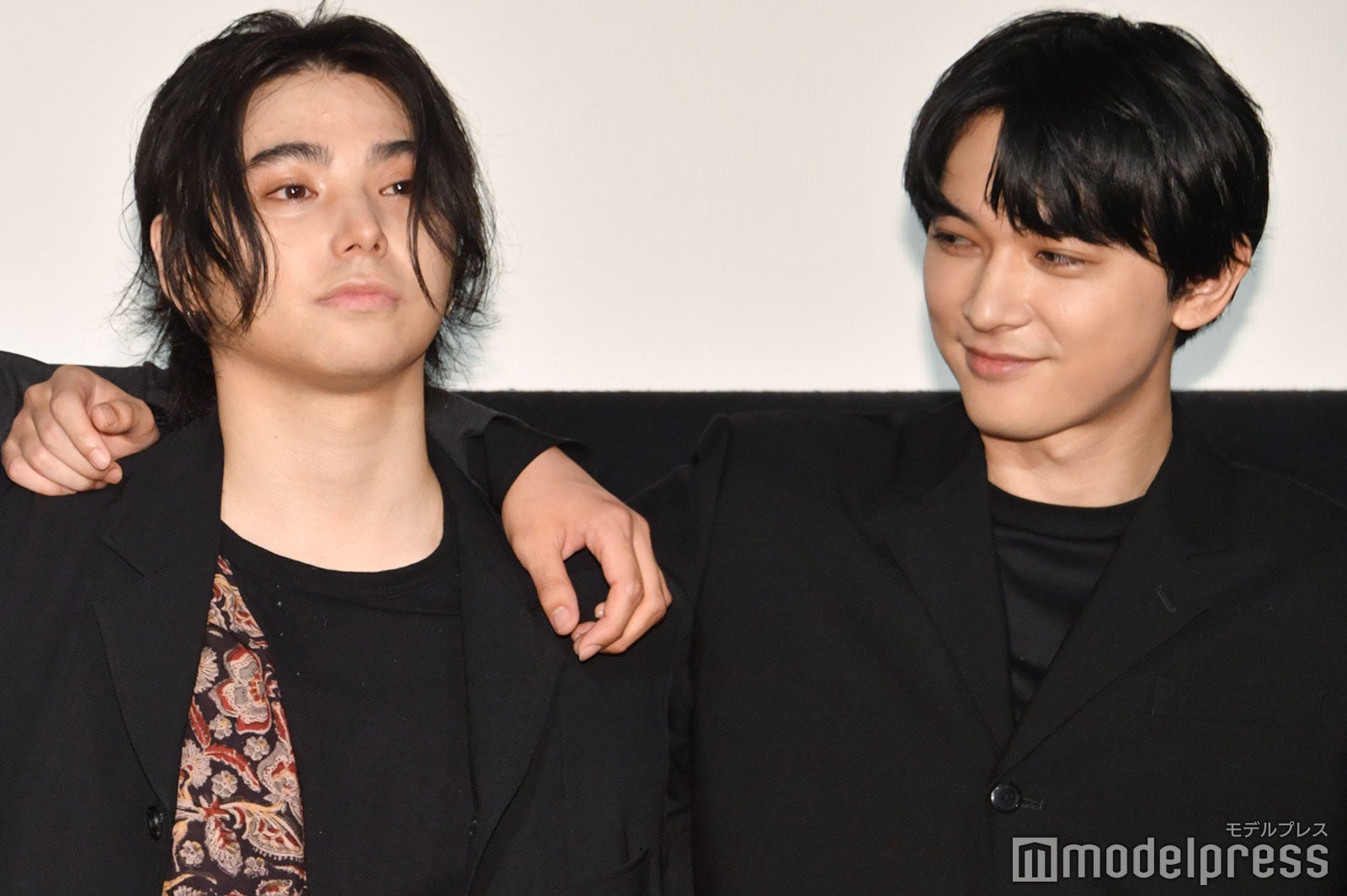 村上虹郎を見つめる吉沢亮（C）モデルプレス