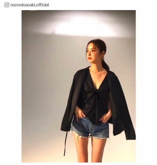 佐々木希、美谷間チラリ＆美脚あらわな“色っぽ”ショットにうっとり「本当に美しい」