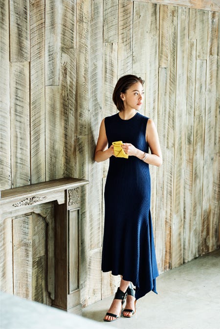 畦編みアシンメトリーニットワンピース¥11,880(税込) 太ベルトサンダル¥12,744(税込) ラインバングル¥5,184(税込) リボンiphone6ケース¥4,536(税込)/Mila Owen(C)TOPLOG