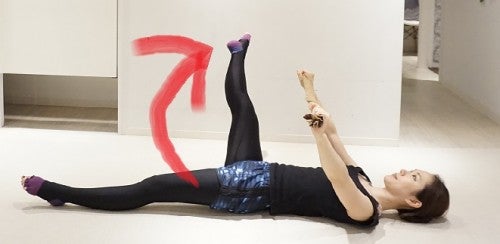 今度は外側に回します。、反対側の骨盤が浮いてこないように意識します。