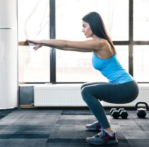 運動をする女性