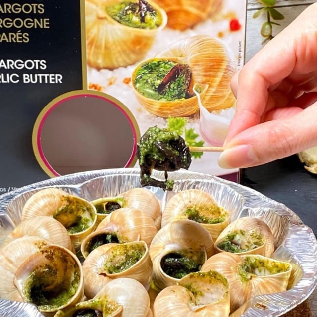 楊枝に取ったエスカルゴガーリックバター詰め