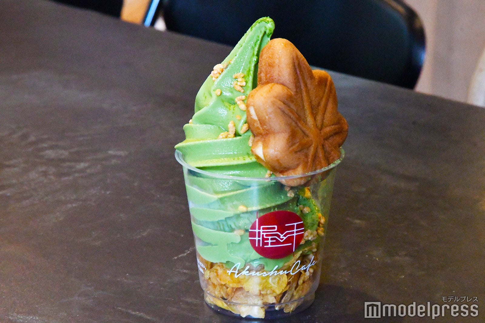 ご当地スイーツのもみじ饅頭が撮ピング　「握手ソフト・もみじ饅頭ソフト（抹茶）produced by 田頭茶舗」（550円税別～）（C）モデルプレス