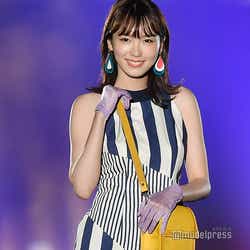 モデルプレス - 飯豊まりえ、個性派ミニワンピで美脚際立つ<TGC熊本2019>