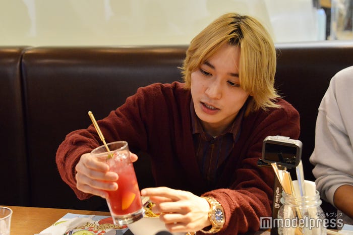 プロデュースしたカクテルのこだわりを語る松岡広大(C)モデルプレス