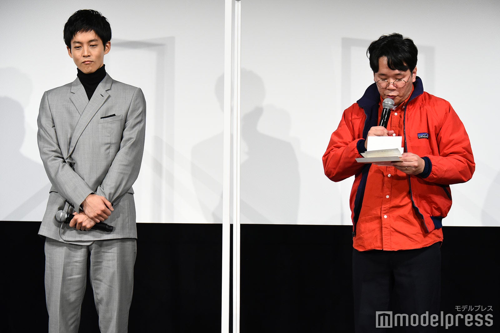 松坂桃李、劔樹人氏 （C）モデルプレス