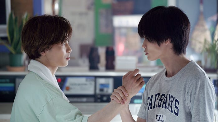 草川拓弥、西垣匠 (C)缶爪さわ・椿ゆず/KDOKAWA/「みなと商事コインランドリー」製作委員会