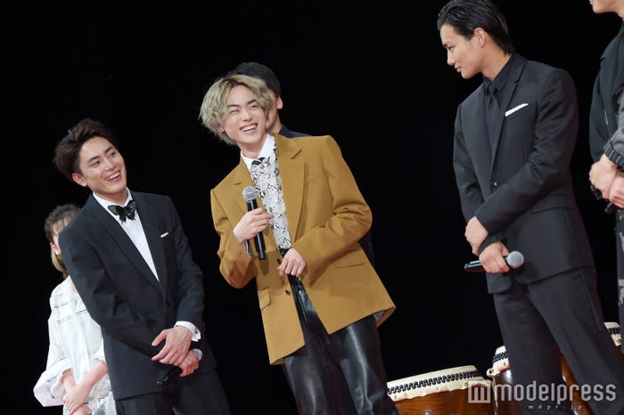 間宮祥太朗(左)が介護役を名乗り出る (C)モデルプレス