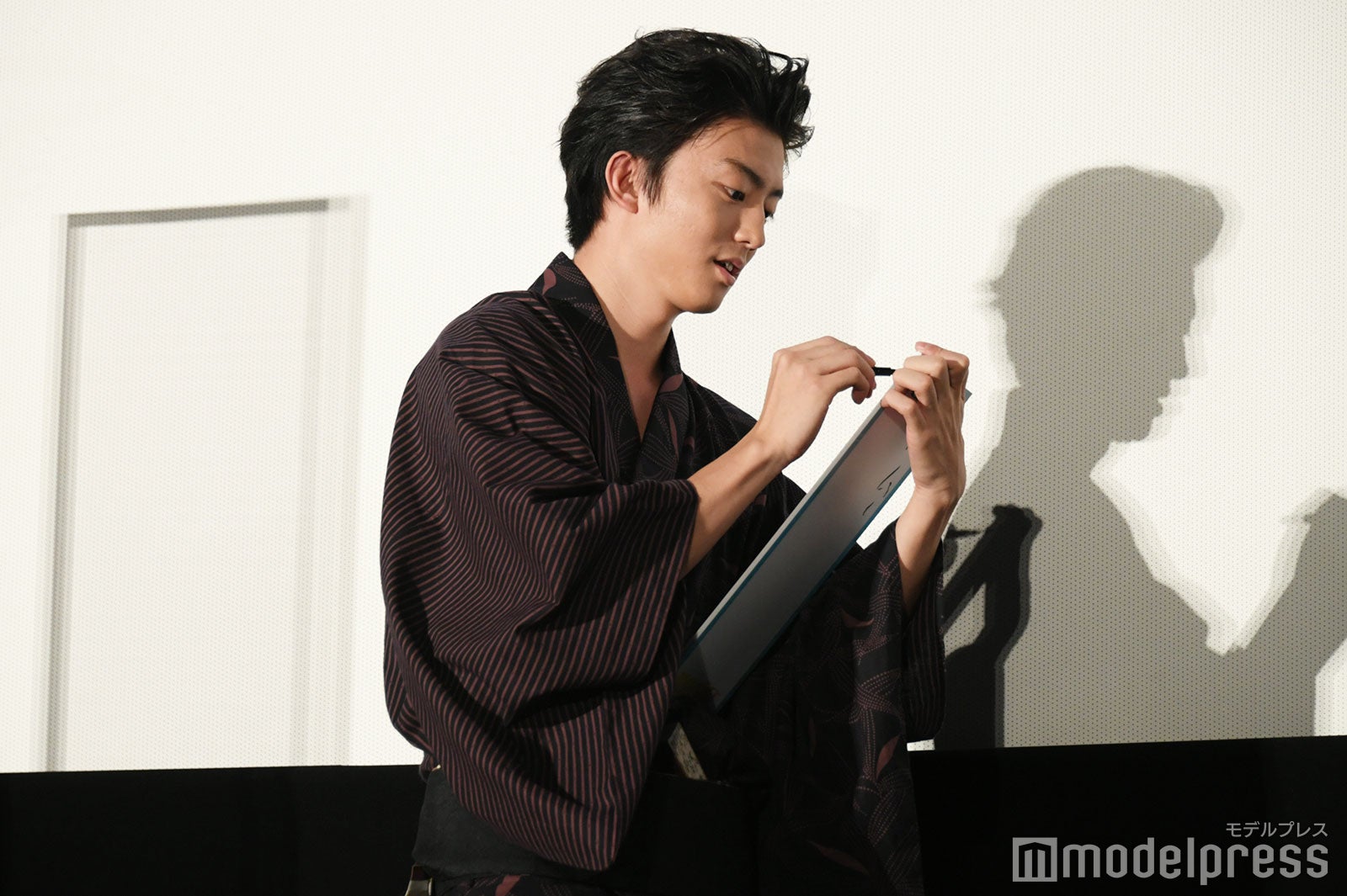 川柳を4回書き直す伊藤健太郎（C）モデルプレス