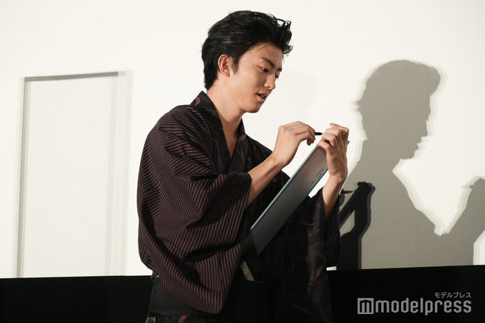 川柳を4回書き直す伊藤健太郎(C)モデルプレス