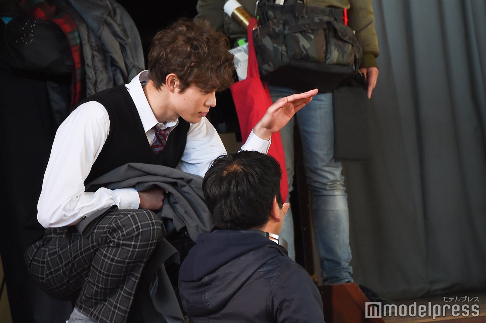 打ち合わせをする宮沢氷魚（C）モデルプレス