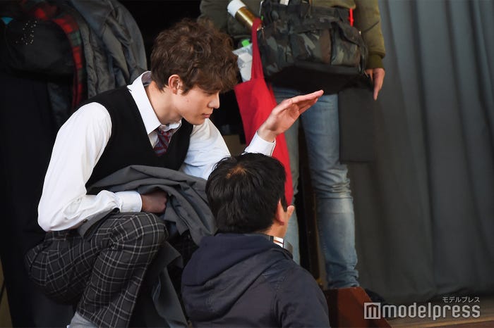 打ち合わせをする宮沢氷魚(C)モデルプレス