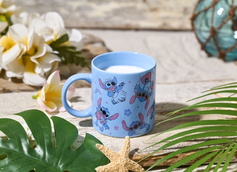 ホットミルク　税込690円（C）Disney