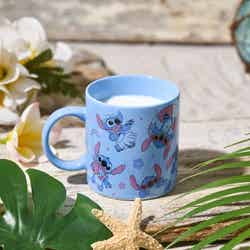 ホットミルク 税込690円(C)Disney