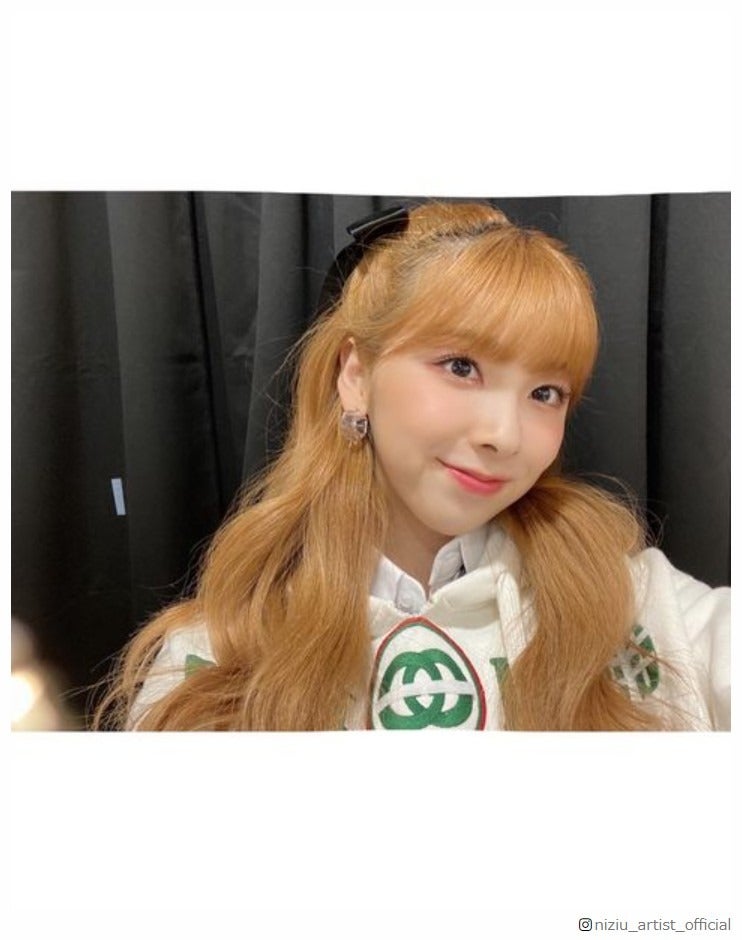 NiziUミイヒ、ハイトーンイメチェン後の自撮りショットが話題「どんな髪色も似合う」「可愛すぎ」