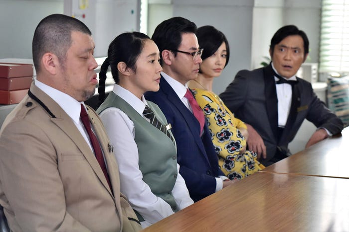 くっきー、西尾まり、鈴木浩介、りょう、渡辺いっけい/「崖っぷちホテル!」第4話より(C)日本テレビ