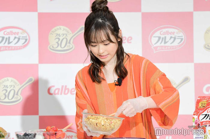 朝食作りを実践する福原遥 (C)モデルプレス