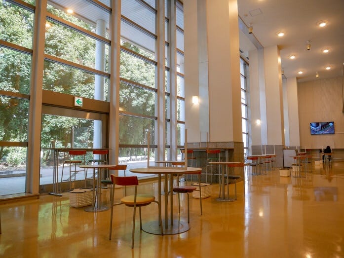 中央広場近くの中央図書館1Fには「図書館カフェ shoca.(ショカ)」が併設。緑を眺めながらコーヒーや軽食、スイーツが楽しめます(営業:月~金曜 12:00~15:00)