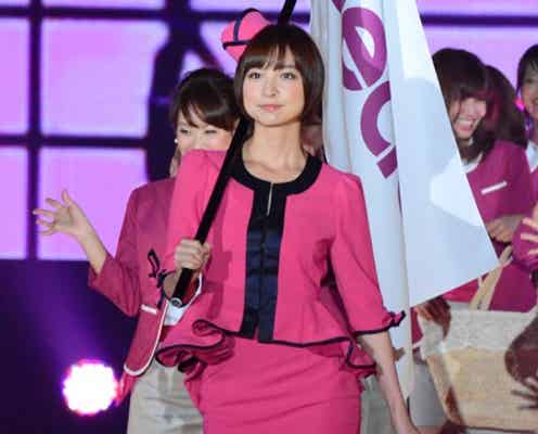 篠田麻里子、キュートなCA制服で堂々たるウォーキング