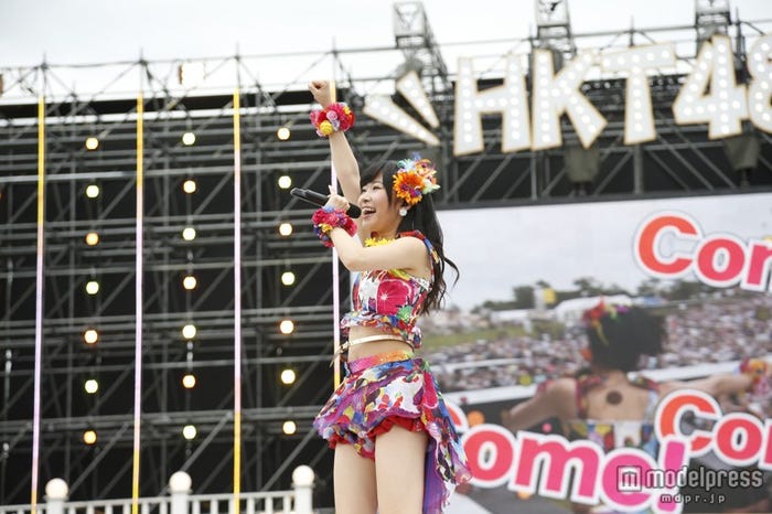 ファンに向け、メッセージを送る指原莉乃(C)AKS