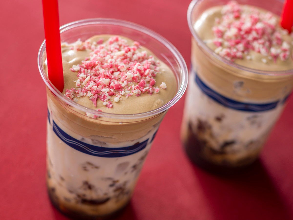 プラザパビリオン・レストラン：コーヒーカクテル（コーヒーリキュール、ミルク、コーヒーゼリー）780円（C）Disney