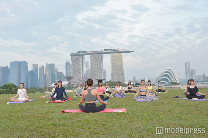 ヨガに挑戦する参加者たち (C)モデルプレス