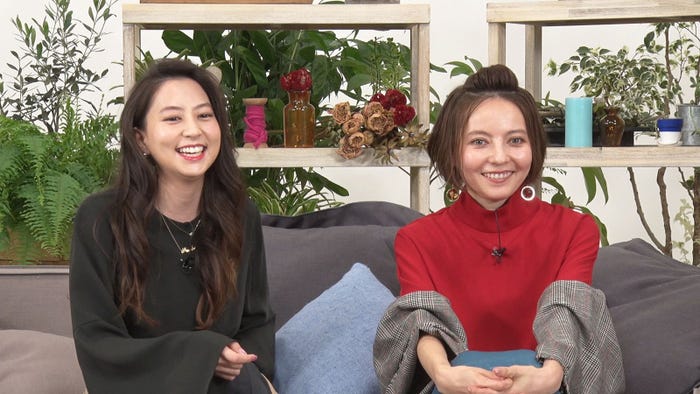 河北麻友子、ベッキー/「あいのり:Asian Journey」第4話より(C)フジテレビ