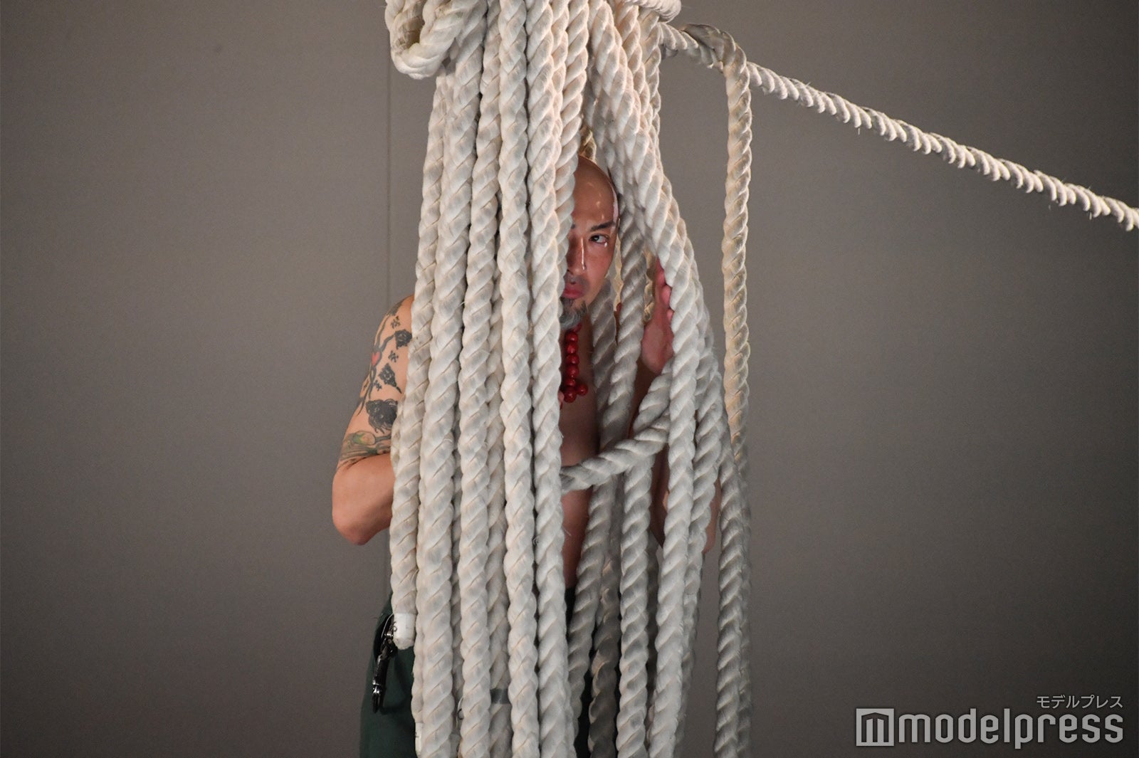 木の隙間からのぞいている山内圭哉「モンスター・コールズ」プレスコール（C）モデルプレス