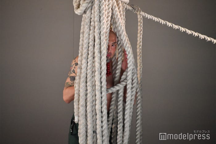 木の隙間からのぞいている山内圭哉「モンスター・コールズ」プレスコール(C)モデルプレス