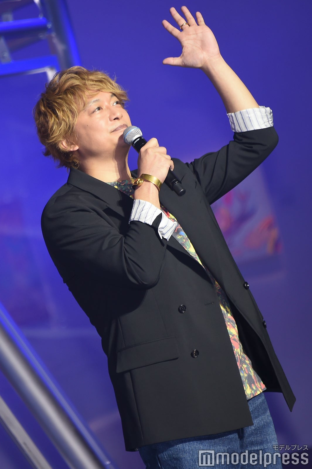 「シンジラレナイ！」と手を挙げる香取慎吾 （C）モデルプレス