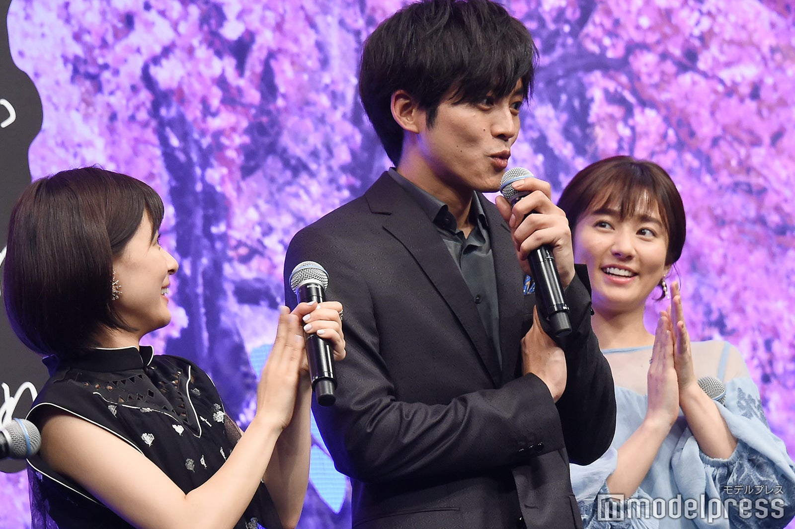 サプライズ発表に驚く芳根京子、松坂桃李、木村文乃 （C）モデルプレス