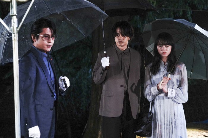 及川光博、瀬戸康史、清原果耶 「霊媒探偵・城塚翡翠」第3話より(C)日本テレビ