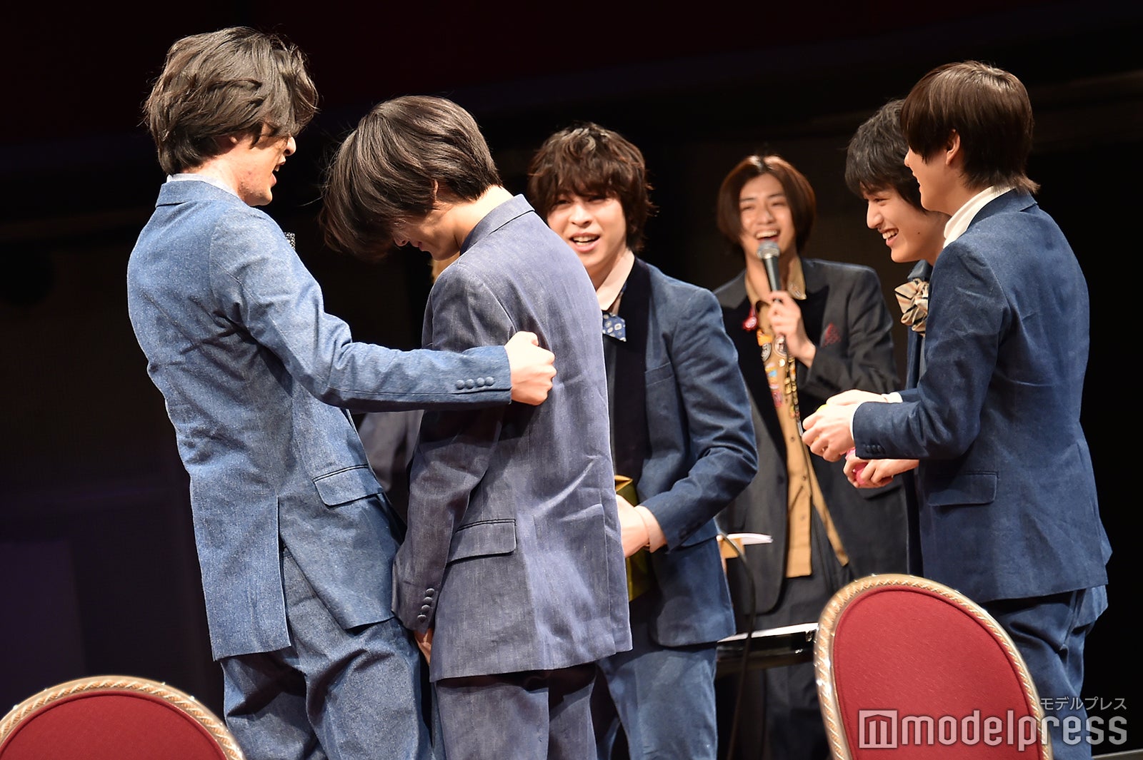 チーム決めくじ引きでふざける／男劇団 青山表参道X「ENDLESS REPEATERS —エンドレスリピーターズ—」DVD発売記念イベント （C）モデルプレス