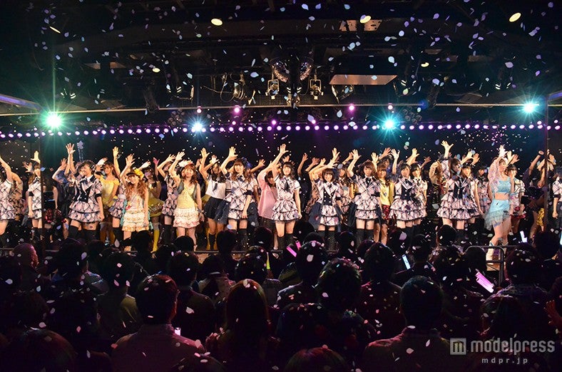 AKB48劇場で行われた『劇場9周年特別公演』の模様（C）AKS