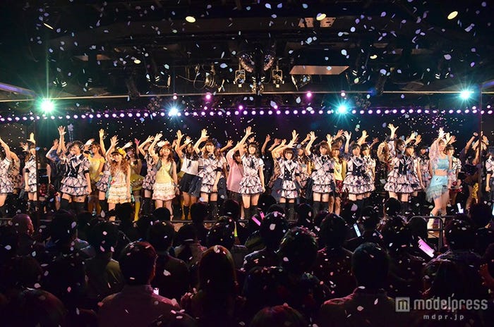 AKB48劇場で行われた『劇場9周年特別公演』の模様(C)AKS
