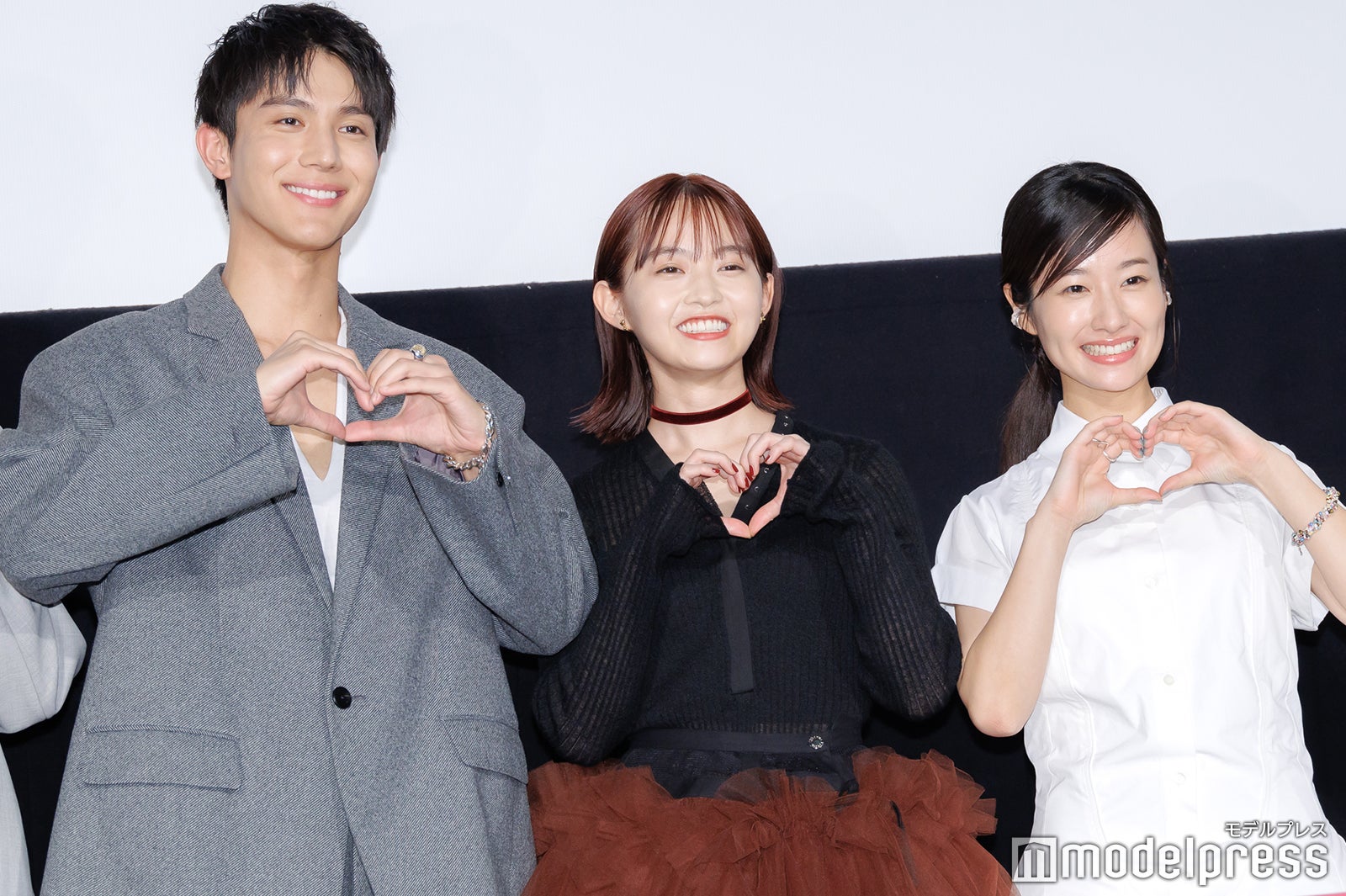 手でハートポーズを作る中川大志、伊藤万理華、藤間爽子（C）モデルプレス