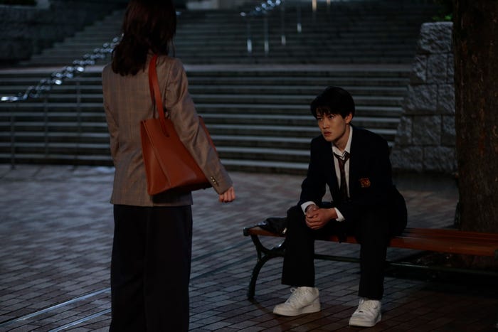 松岡茉優、山時聡真「最高の教師 1年後、私は生徒に■された」第2話より(C)日本テレビ