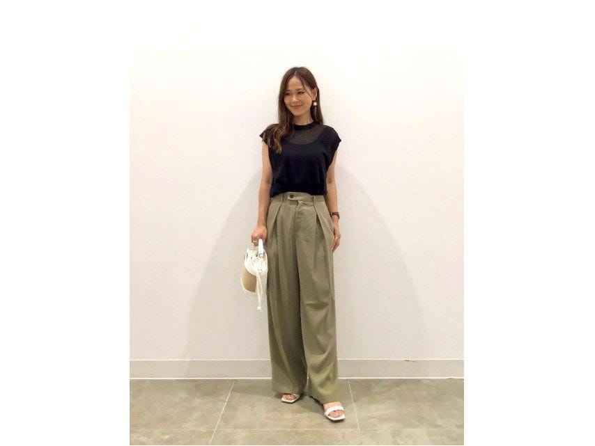 ワイドパンツと合わせてもバランスのいいコンパクトさで使いやすい　出典：StyleHint