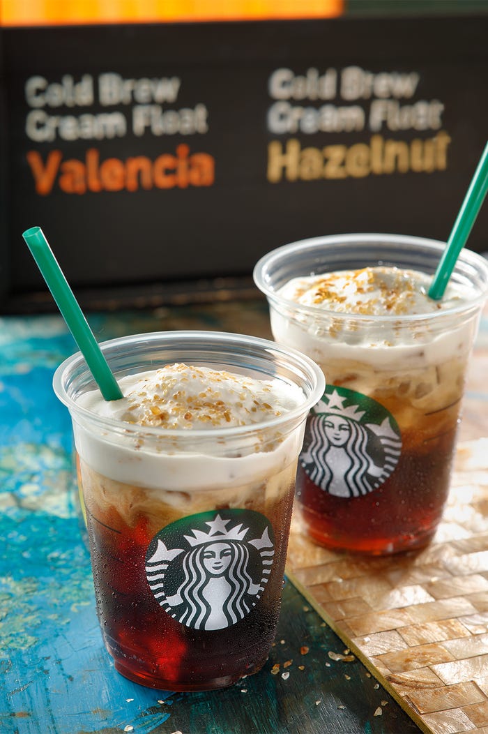 「コールドブリュー クリームフロート バレンシア」(左)、「コールドブリュー クリームフロート ヘーゼルナッツ」/画像提供:スターバックス