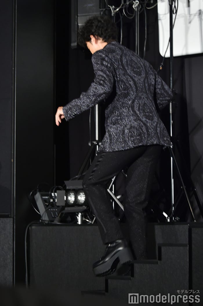 “厚底”に慣れず慎重に階段を下りる大泉洋(C)モデルプレス