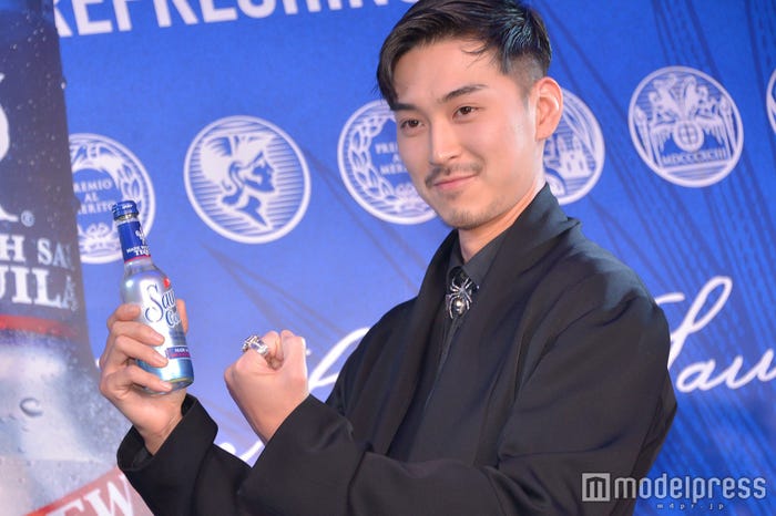 「テキーラブンブン」ポーズをする松田翔太 (C)モデルプレス